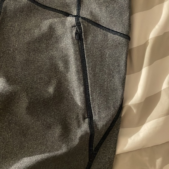 Under Armour Heatgear compression 3/4 length leggings, size M - Picture 5 of 6